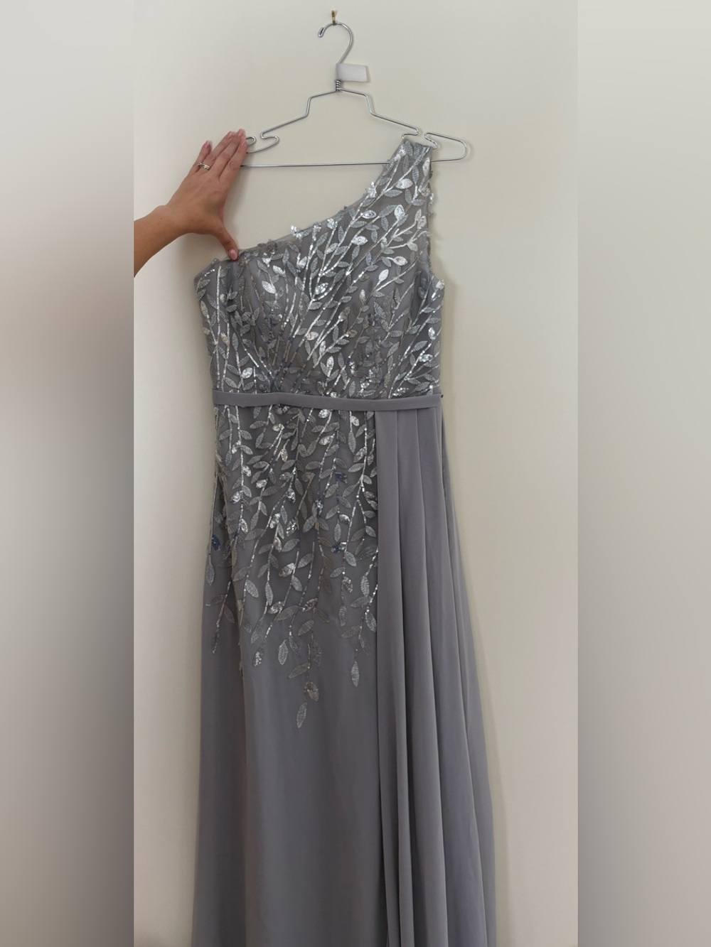 One-Shoulder Silver Gray Evening Dress with Sequin Leaf Embroidery